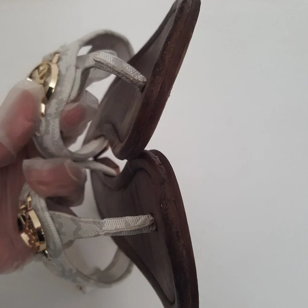 Girl's MICHAEL KORS MK Logo Plate White Thong Sandals Size 4 - Picture 7 of 13